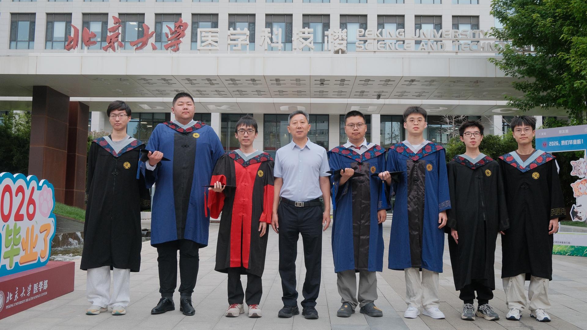 2026年6月毕业合影-1